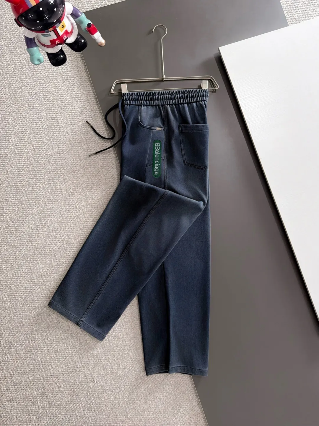 The next day we shipped the P195 Balenciaga High Quality New Arrival Elastic Casual Pants Fall/Winter 2026. The custom-made fabric at the counter has a high degree of comfort, impeccable details, and the design concept of the brand elements reflects high quality. The hand feels delicate and soft! Casual cuts and awesome upper body! Sizes: S-3XL